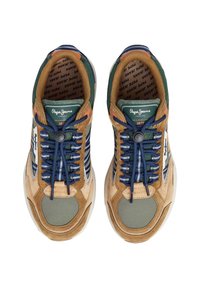 Sneakers in suede marrone con dettagli in rete verde, lacci blu tondi e un logo bianco. Presentano una linguetta imbottita e tessuto texture sui lati.