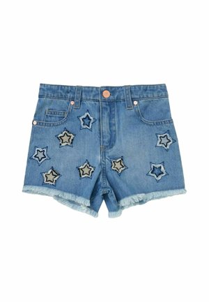 Blå denimshorts med frynset kant og flere stjerneformede patches i lyse og mørkeblå på forsiden.