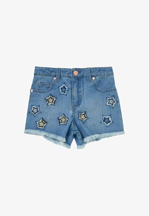 Blå denimshorts med frynset kant og flere stjerneformede patches i lyse og mørkeblå på forsiden.