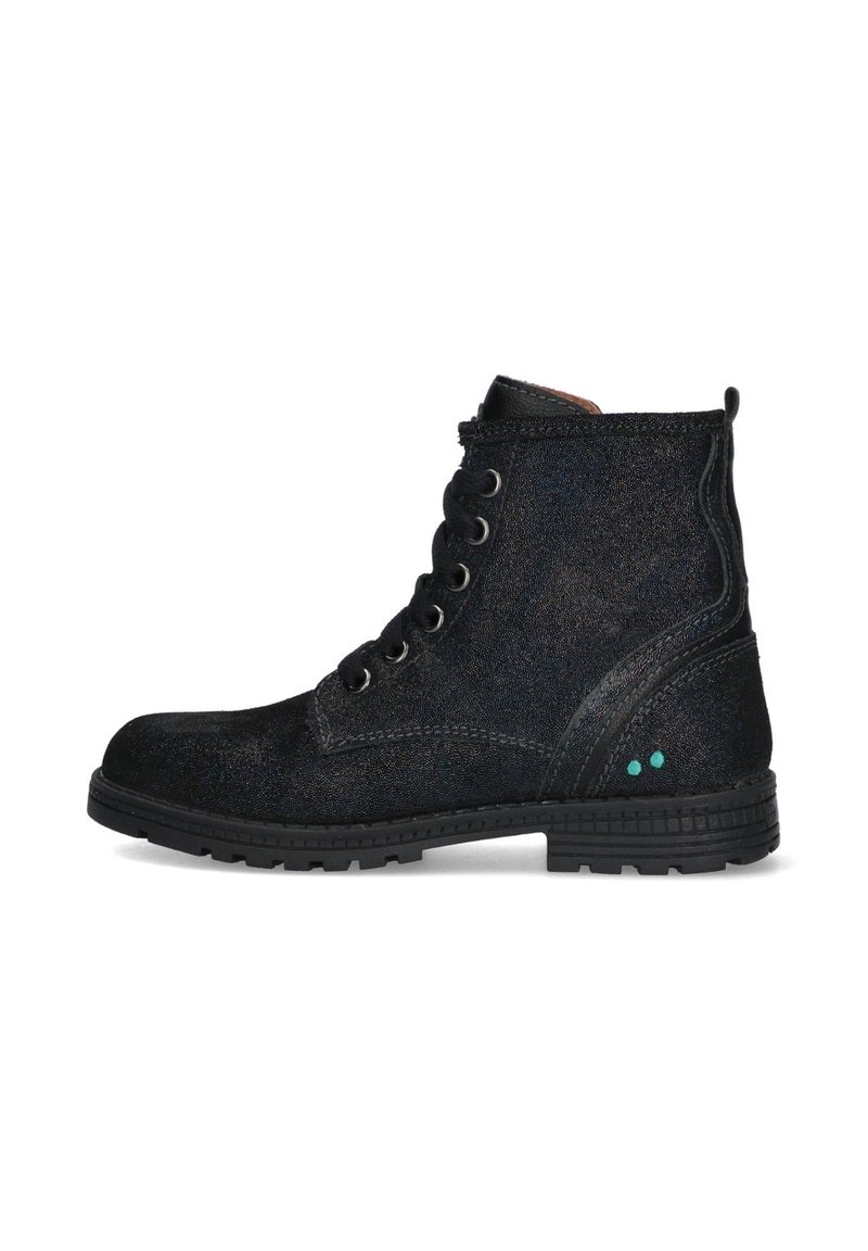 Stivaletto nero con lacci, in pelle testo, suola robusta e due piccoli punti turchesi vicino al tallone, su uno sfondo bianco.