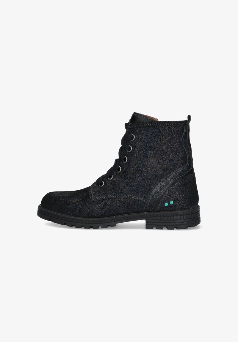 Bottines noires à lacets, en cuir texturé, avec une semelle robuste et deux petits points teal près du talon sur fond blanc.