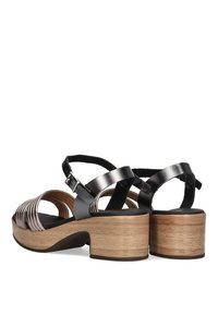 Sandalias bicolor con tiras metálicas plateadas y tiras traseras negras, con un tacón de madera grueso y una plantilla suave negra.