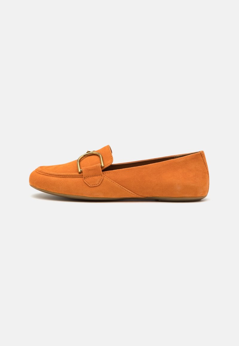 Mocassins en daim orange pour femmes avec bout arrondi, semelle plate basse et détail de boucle en or sur le dessus.