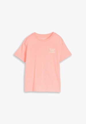 T-shirt rose clair à manches courtes avec col rond et texte blanc "BEACH TIME READY" sur la partie gauche de la poitrine.