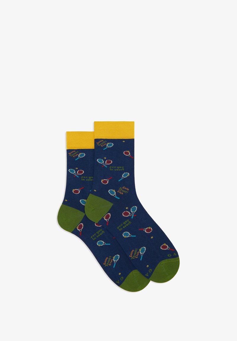 Calzini blu con polsini gialli a coste e talloni verdi, caratterizzati da un tema tennistico con racchette e motivi testuali in colori vivaci.
