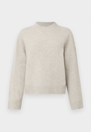 Pull en tricot épais gris clair avec un col rond, des épaules tombantes et des bords côtelés aux poignets et à l'ourlet. Texture douce, coupe décontractée.
