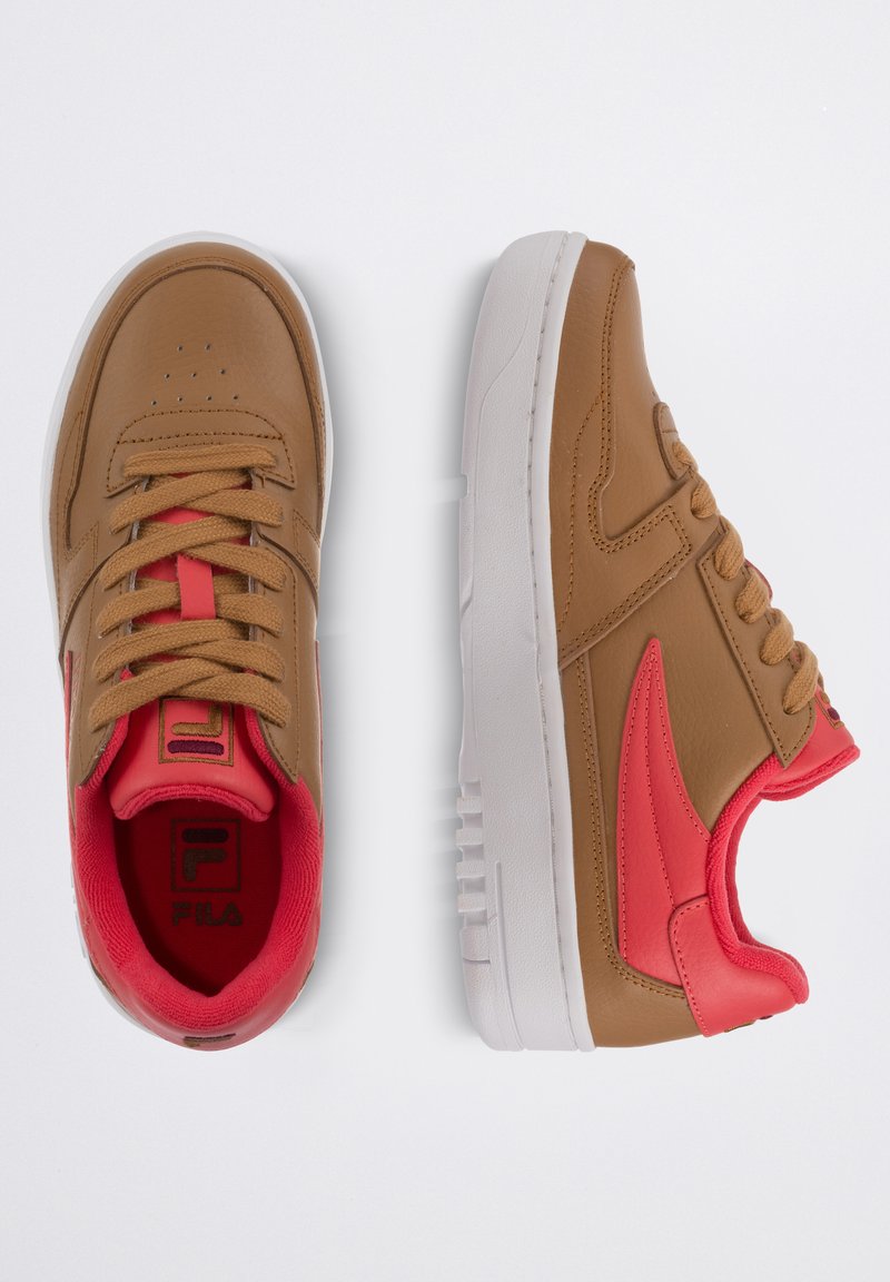 Zapatillas de cuero marrón con acentos rojos, punta redonda, suela de goma blanca y lengüeta texturizada. Presentan cordones y perforaciones en la parte superior.