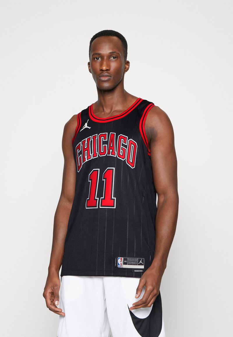 Juodas krepšinio marškinėliai su raudonais akcentais, užrašas "CHICAGO", numeris "11" ir juostuotas raštas. Nike ir NBA logotipai apatiniame kampe.