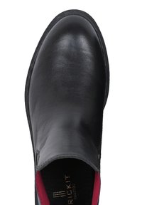 Czarne skórzane buty typu slip-on z okrągłym noskiem, gładką fakturą i kontrastowym burgundowym wnętrzem. Posiadają minimalne akcenty metalowe.