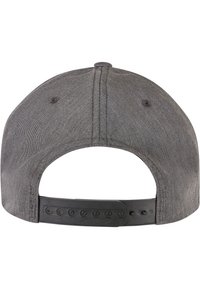 Căciulă gri cu formă structurată, textură din țesătură, curea ajustabilă din plastic negru la spate și orificii de ventilație în partea de sus.