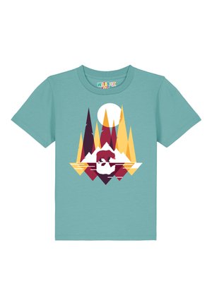 Türkises T-Shirt mit kurzen Ärmeln, das ein geometrisches Bärenmotiv mit roten, orangefarbenen und gelben Dreiecksakzenten sowie einem weißen Mond darüber zeigt.