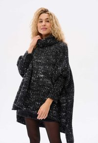 Czarny, oversize sweter wykonany na drutach z wysokim kołnierzem. Gruba struktura z różnymi odcieniami czerni i szarości. Długie rękawy z ściągaczami.