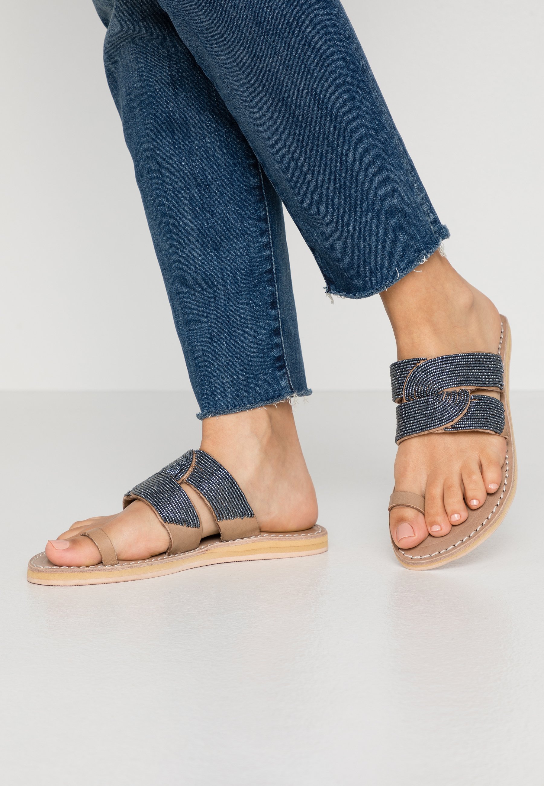 laidbacklondon LAITH FLAT - Flip Flops - tan/metal silver/grey laidbacklondon LAITH FLAT - Flip Flops - tan/metal silver/grey