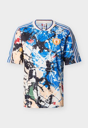 Manchester United jalgpallimärk sinise, musta, valge ja beežika abstraktse värvimustri ja Adidas logoga, millel on kolmerealised varrukad.