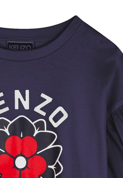 T-shirt en coton marine avec un grand motif floral rouge et noir portant le texte "KENZO" au-dessus. Encolure arrondie et manches courtes.