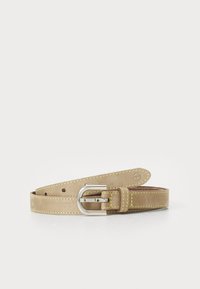 Ceinture en cuir tan avec boucle en métal argenté, featuring couture jaune et texture lisse. Longueur ajustable avec plusieurs trous pour le maintien.