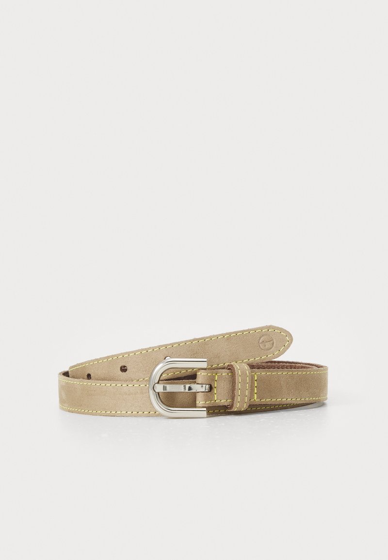 Ceinture en cuir tan avec boucle en métal argenté, featuring couture jaune et texture lisse. Longueur ajustable avec plusieurs trous pour le maintien.