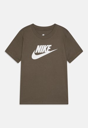T-shirt en coton vert olive à manches courtes et col rond, avec un grand logo Nike blanc sur le devant. Texture lisse.