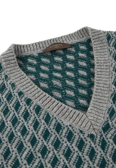 V-Ausschnitt Pullover in Teal und Grau, mit einem Diamantmuster. Hergestellt aus strukturiertem Strickstoff mit gerippten Kanten und einem Markenetikett.