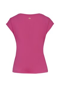 Eng anliegendes pinkes Kurzarmshirt mit rundem Ausschnitt und glatter Textur. Verfügt über ein kleines Logodetail in Nackenmitte.