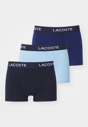 Tre paia di boxer da uomo in navy, azzurro chiaro e blu scuro, con fasce elastiche in vita con il logo "Lacoste". Materiale in cotone morbido.
