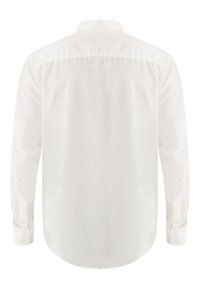Camisa de manga larga en lino color blanco roto, con cuello clásico, dobladillo curvado y puños abotonados. Textura suave con detalles de costura mínimos.