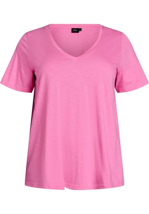Pink kortærmet V-hals T-shirt med et subtilt tekstureret stof og et lille sort mærke ved halsudskæringen.