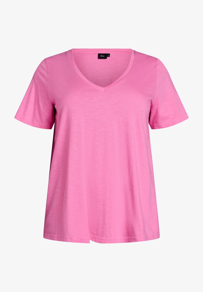 T-shirt rose à manches courtes avec col en V, en tissu subtilement texturé, et une petite étiquette noire au niveau de l'encolure.
