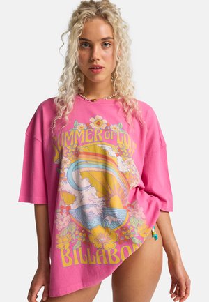 Maglietta rosa oversize con design grafico di fiori, onde e testo "SUMMER of LOVE." Maniche corte e vestibilità rilassata.