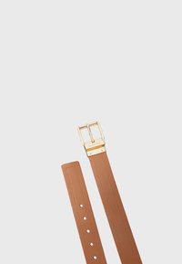 Ceinture en cuir marron à texture lisse, dotée d'une boucle rectangulaire dorée et de cinq trous pour le réglage.