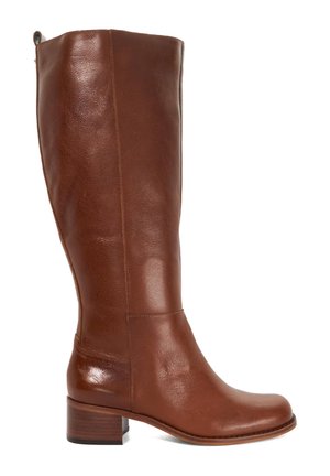 Botte en cuir marron montant jusqu'aux genoux avec un petit talon empilé et un bout arrondi, texture lisse et languette à l'arrière en haut.