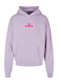 Lila kapucnis felső elülső zsebbel. Pink színű grafikus szöveges dizájnnal rendelkezik, amelyen a "cono di gelato" felirat olvasható. Puha anyag, bordás mandzsetták és szegély.