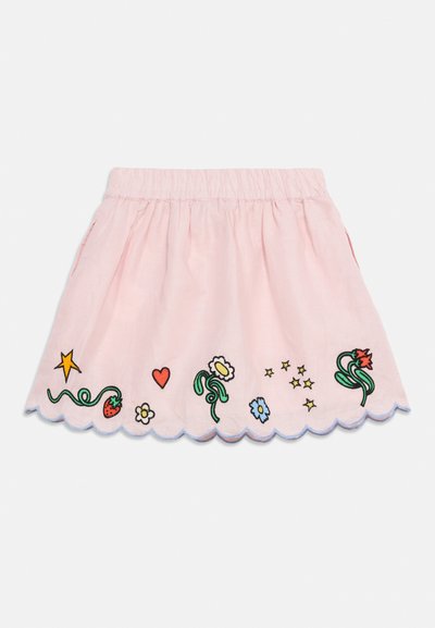 Ροζ ανοιχτό ροζ φούστα με ελαστική μέση, κυματιστό κάτω μέρος και κεντητά σχέδια από λουλούδια, αστέρια, μια καρδιά και μια φράουλα κατά μήκος του κάτω άκρου.