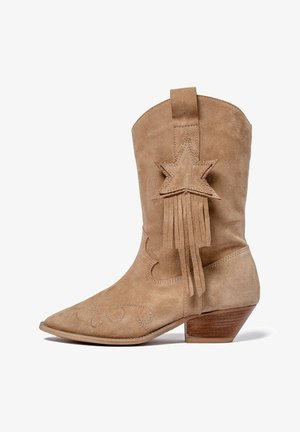 Hnědé semišové kovbojské boty s špičatou špičkou, dekoračním prošíváním, hvězdným akcentem s třásněmi a nízkým designem s patou.