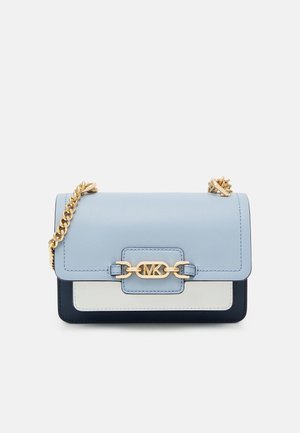 Petit sac bandoulière rectangulaire en bleu clair, blanc et marine avec une chaîne dorée et le logo MK sur la fermeture du rabat avant.