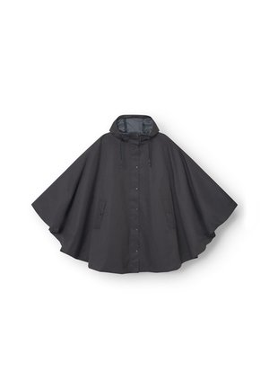 Zwarte waterdichte poncho met een capuchon, voorzien van een frontdrukknoopsluiting, zijzakken en een brede, vloeiende pasvorm. Glad textuur.