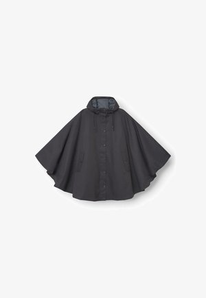 Musta vedenpitävä poncho hupulla, jossa on edessä napitussuljenta, sivutaskut ja leveä, valuva muotoilu. Sileä pinta.