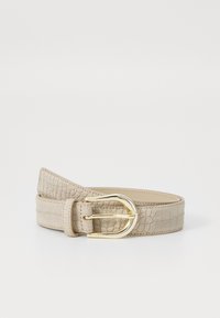 Ceinture en simili cuir beige avec une texture crocodile, dotée d'une boucle en métal doré et de piqûres le long du bord.