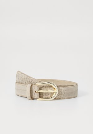 Cintura in finta pelle beige con texture a coccodrillo, dotata di una fibbia in metallo dorato e dettagli cuciti lungo il bordo.