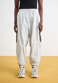 Nike Sportswear - CLUB TRACK PANT - Jogginghose - light smoke grey/white/black Thumbnail-Bild 1