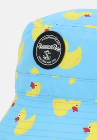 Blauer Fischerhut mit gelbem Gummientenmuster und einem runden schwarzen Aufnäher mit der Aufschrift "Blount & Pool Fisherman Island New England USA."