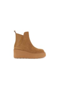 Stivale alla caviglia in suede color beige con suola a zeppa, caratterizzato da un pannello laterale in pelle liscia e una linguetta sul retro per facilitare l'indossamento.