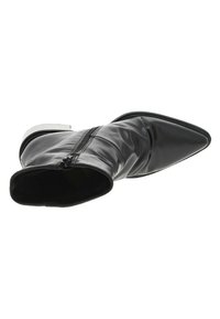 Bottine en cuir noir avec un bout pointu, fermeture éclair et surface texturée. Design léger avec une semelle blanche contrastante.