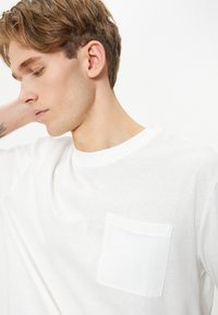 Koton POCKET DETAIL SHORT SLEEVE CREW NECK - T-shirt - bas - white