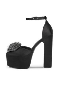 Černé saténové platformové lodičky s robustním podpatkem, zdobené květinou z korálků na přední straně a nastavitelným pásem kolem kotníku.