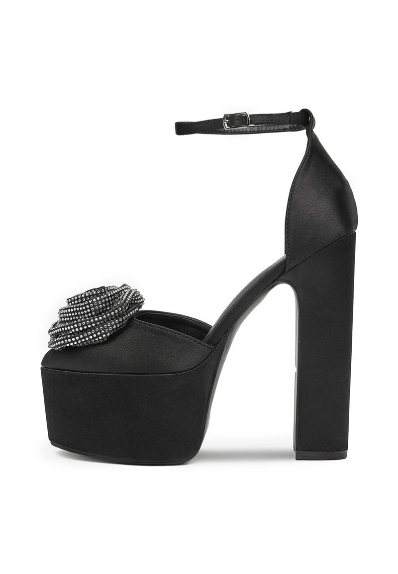 Černé saténové platformové lodičky s robustním podpatkem, zdobené květinou z korálků na přední straně a nastavitelným pásem kolem kotníku.
