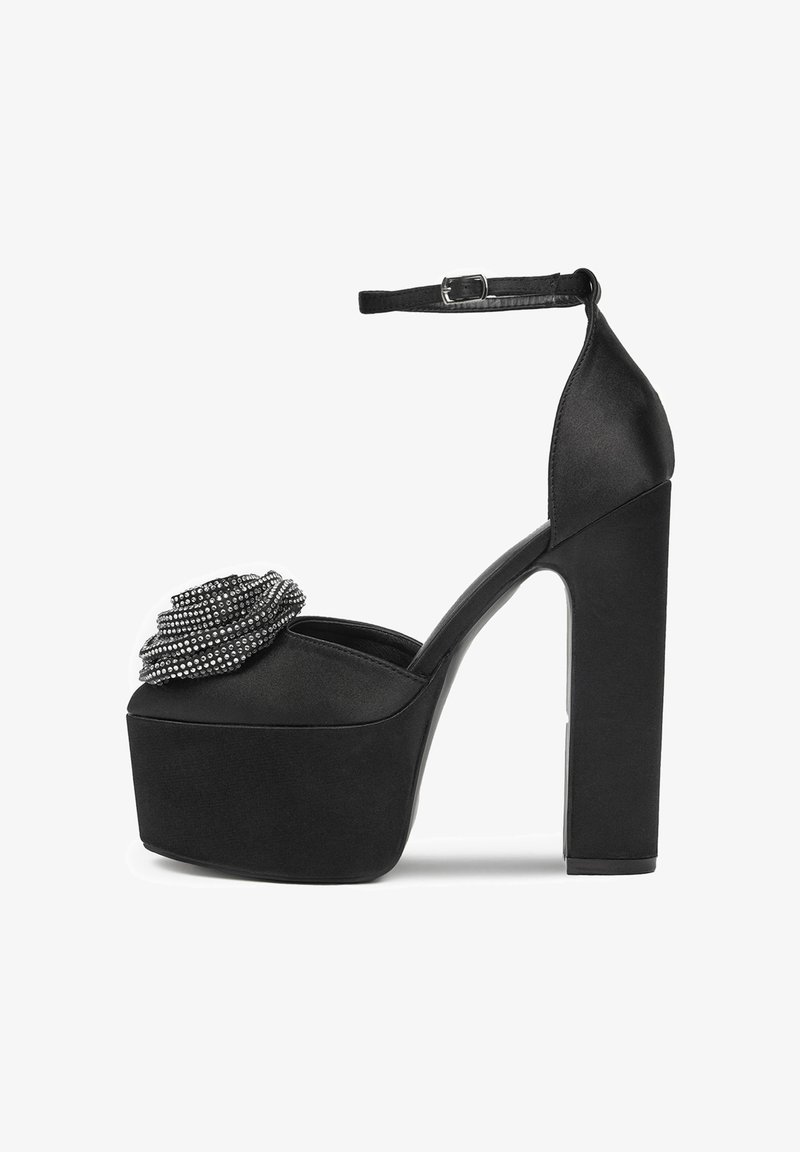 Černé saténové platformové lodičky s robustním podpatkem, zdobené květinou z korálků na přední straně a nastavitelným pásem kolem kotníku.
