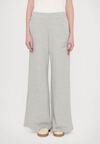Grijze sweatpants met wijde pijpen, gemaakt van een zachte katoenmix, met een subtiele logopatch aan de voorkant en een elastische tailleband voor comfort.