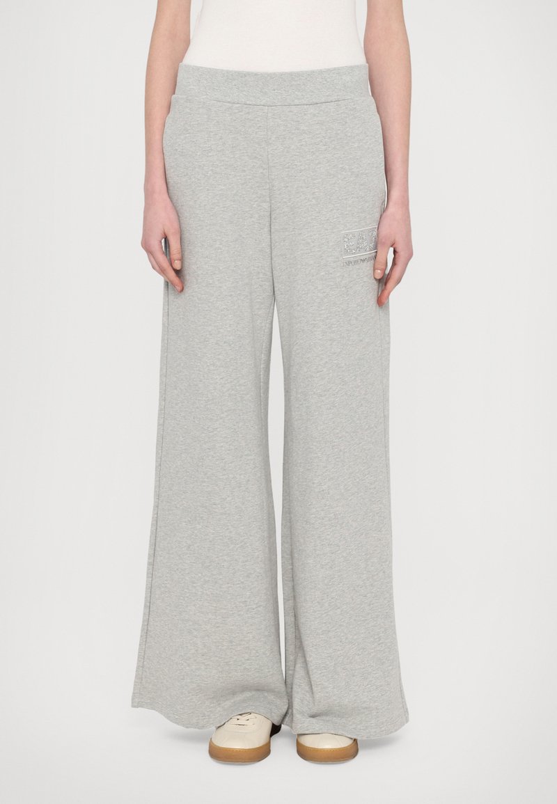 Grijze sweatpants met wijde pijpen, gemaakt van een zachte katoenmix, met een subtiele logopatch aan de voorkant en een elastische tailleband voor comfort.