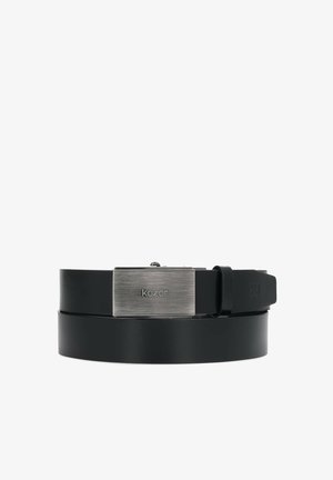 Černý kožený pásek srolovaný s obdélníkovou stříbrnou kovovou přezkou s rytým názvem značky "kazar."